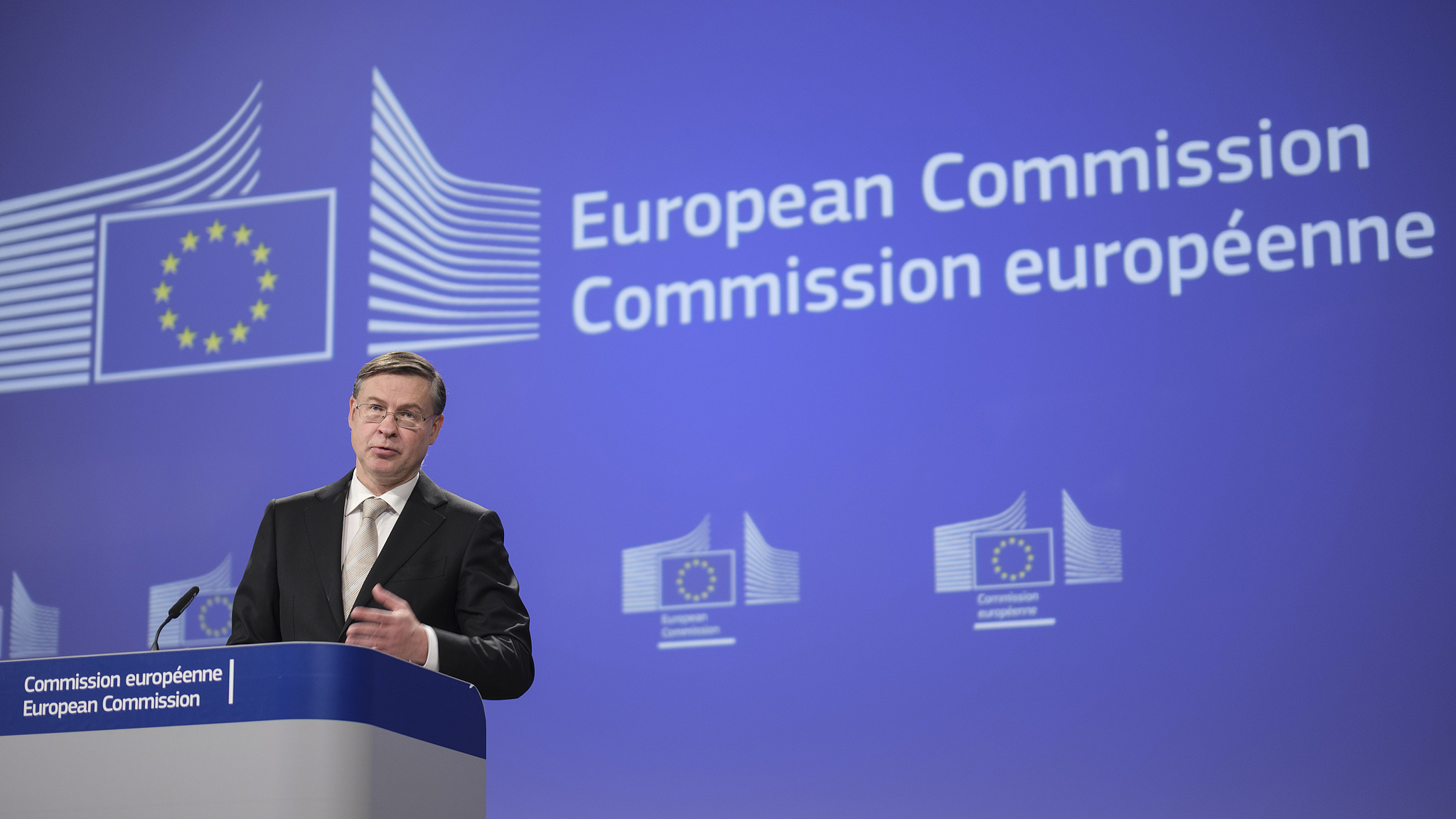 EU forecasts weaker growth, rising inflation