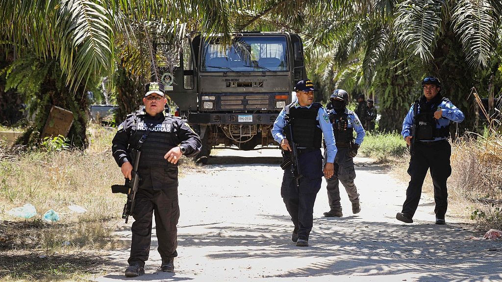 Police officers patrol near the site of an attack in Trujillo, Honduras on May 21, 2026. /VCG