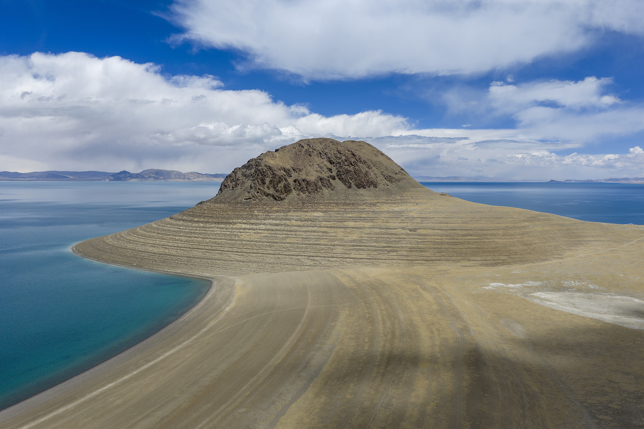 Zhari Namco Lake in Coqen County, Ngari Prefecture, southwest China's Xizang Autonomous Region. /VCG