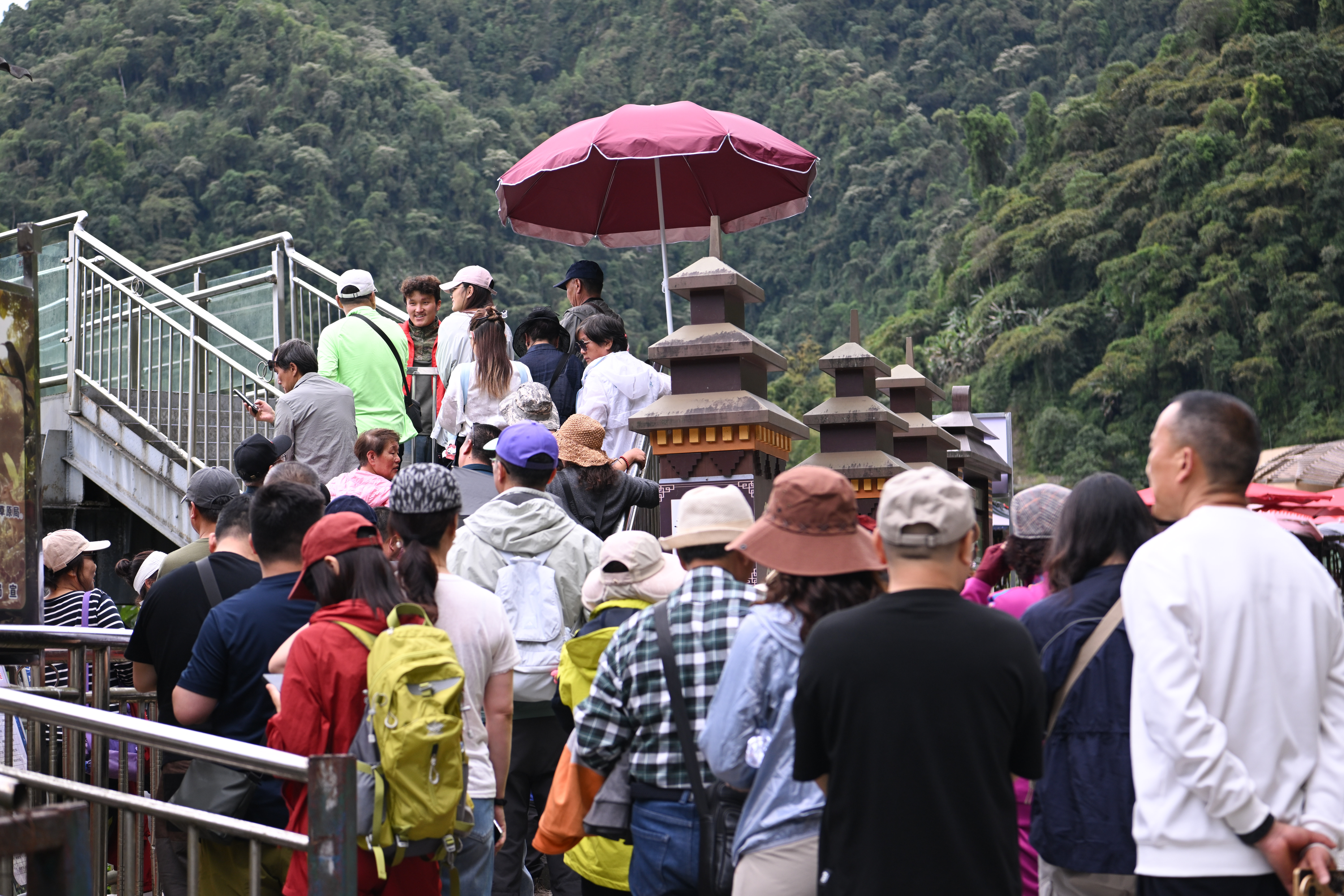 Visitors are pictured at Guoguotang Great Bend in Medog County, Xizang Autonomous Region on May 18, 2026. /IC