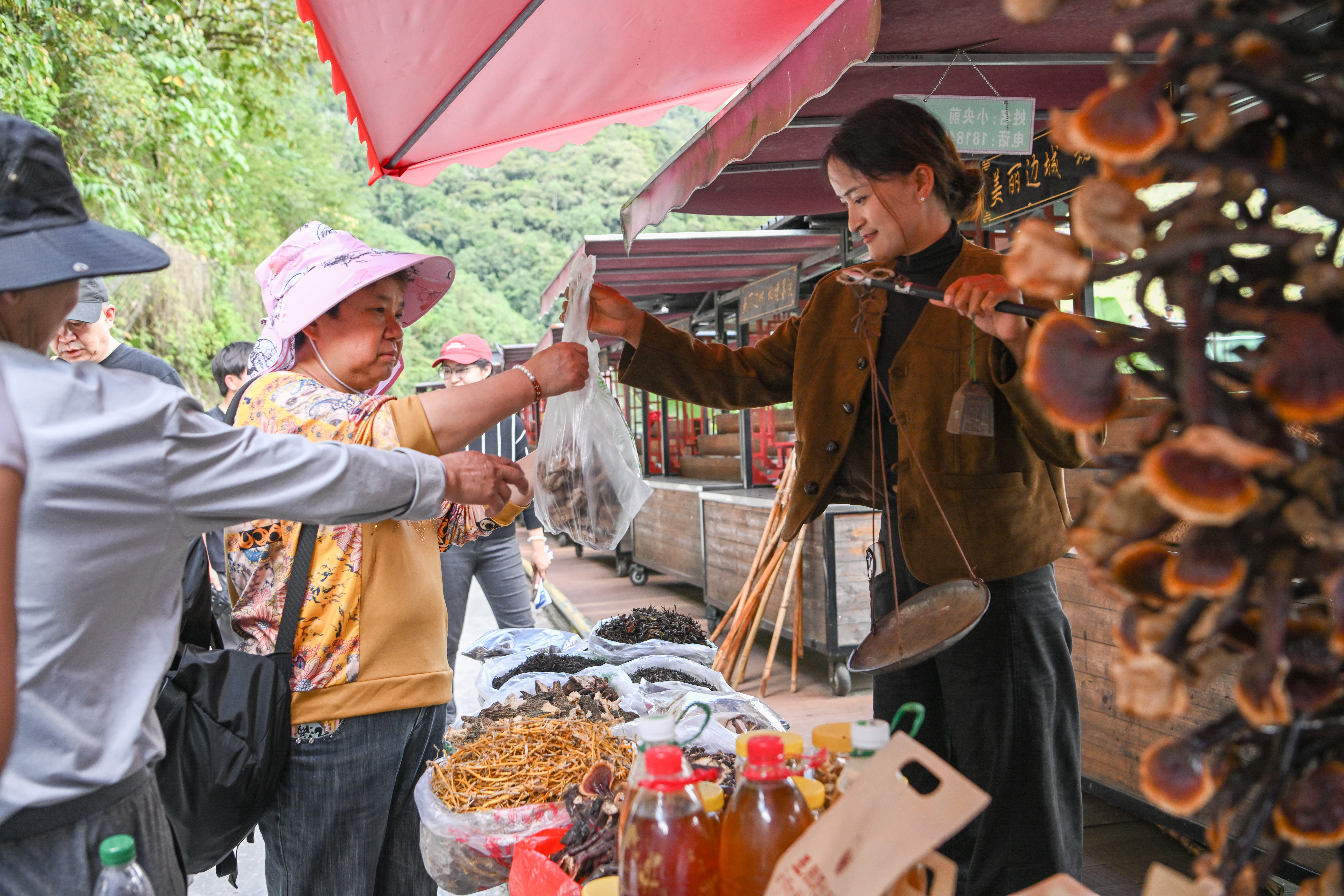 Visitors buy local specialties at Guoguotang Great Bend in Medog County, Xizang Autonomous Region on May 18, 2026. /IC