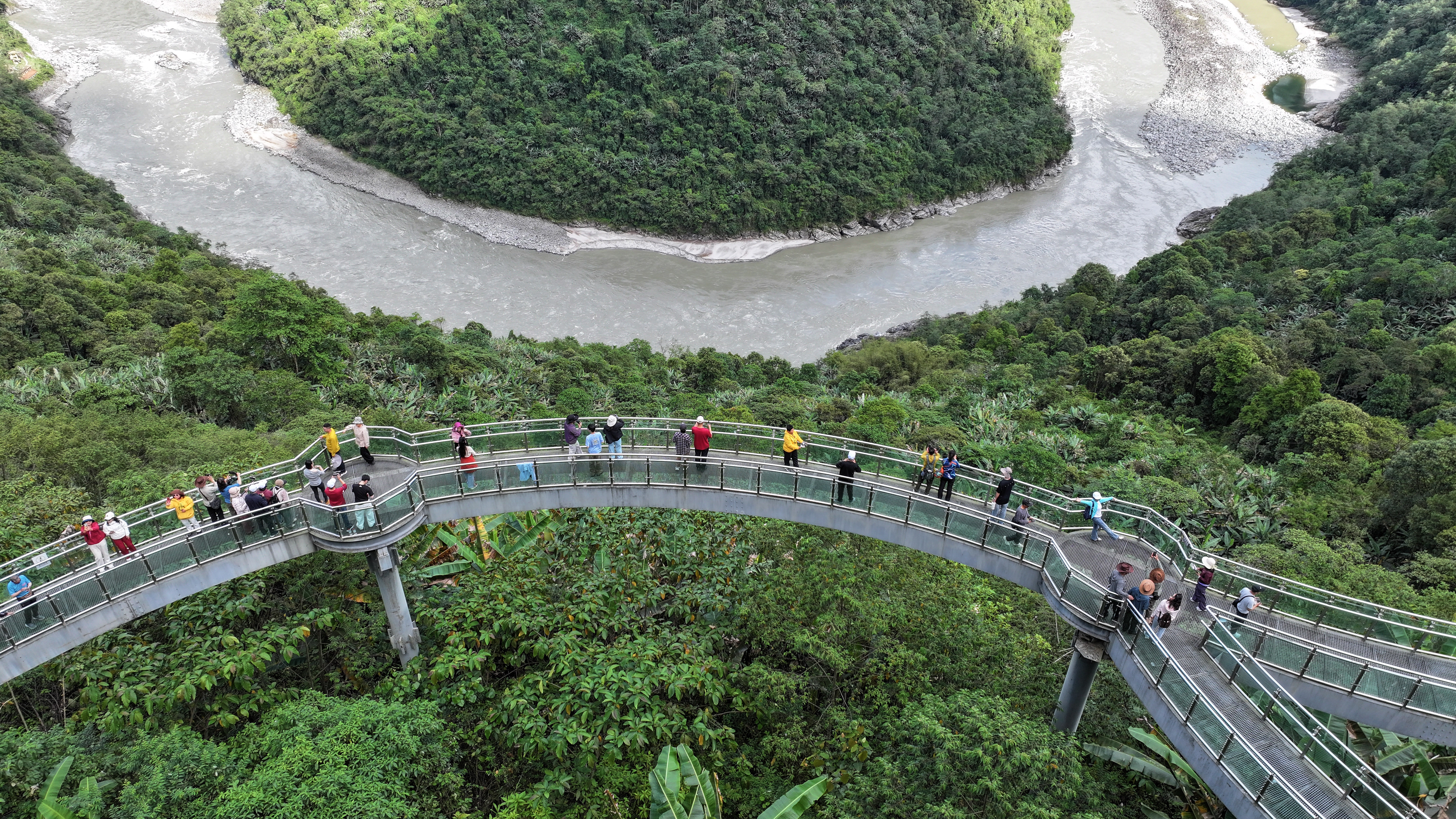 Visitors are pictured at Guoguotang Great Bend in Medog County, Xizang Autonomous Region on May 18, 2026. /IC