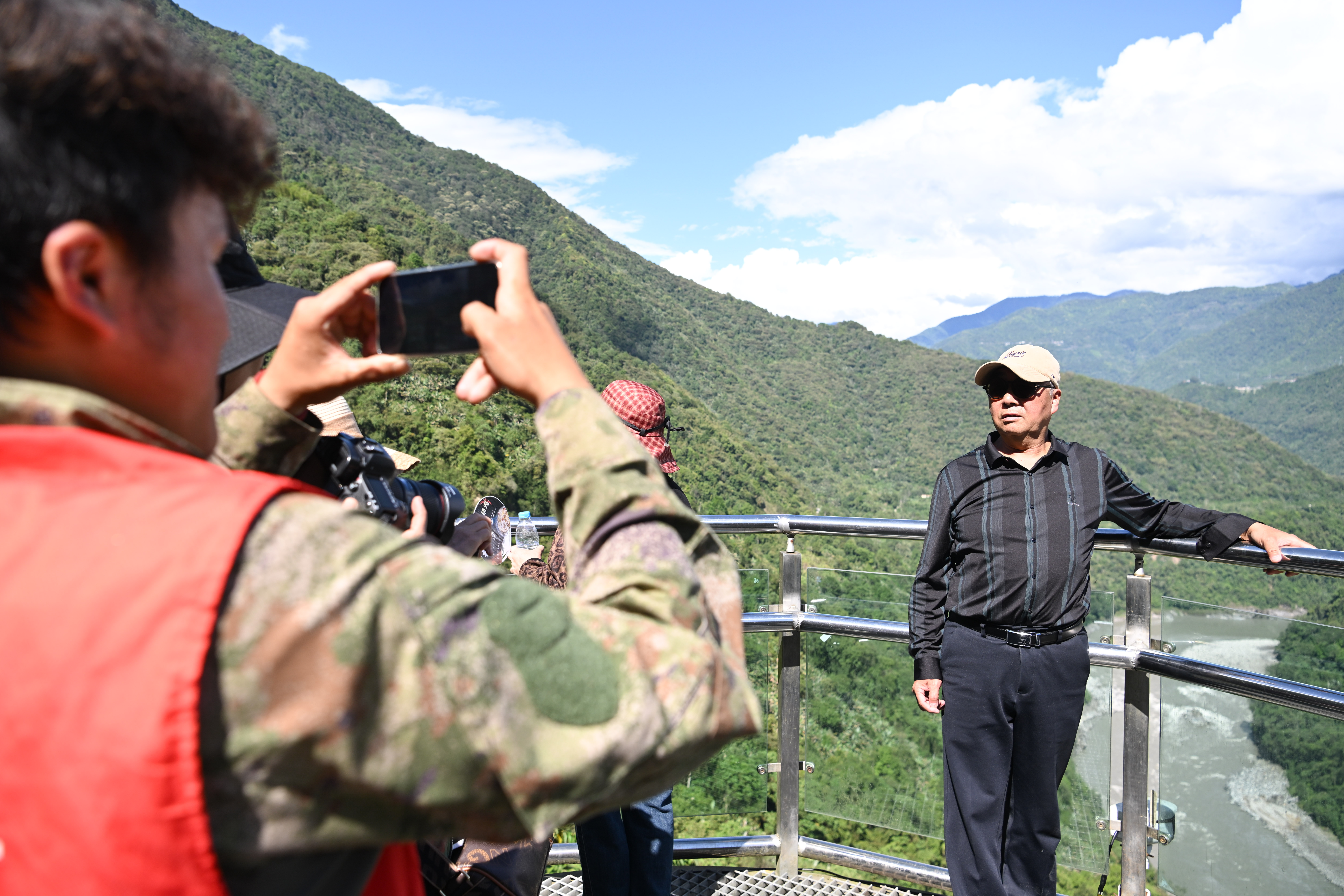 A man poses for photos at Guoguotang Great Bend in Medog County, Xizang Autonomous Region on May 18, 2026. /IC