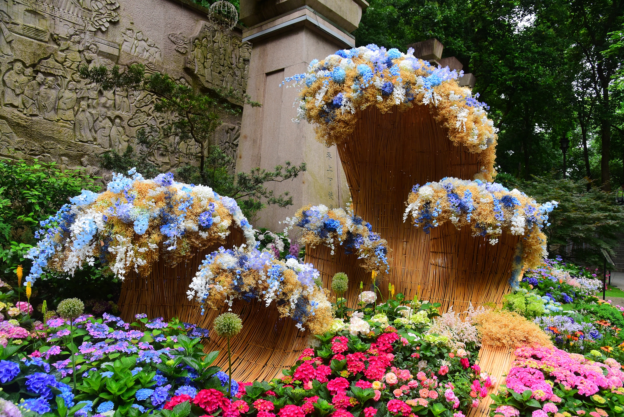 Waves of hydrangeas recreating the surging tides of the Qiantang River are seen at the hydrangea flower show in Hangzhou, Zhejiang Province on May 21, 2026. /VCG