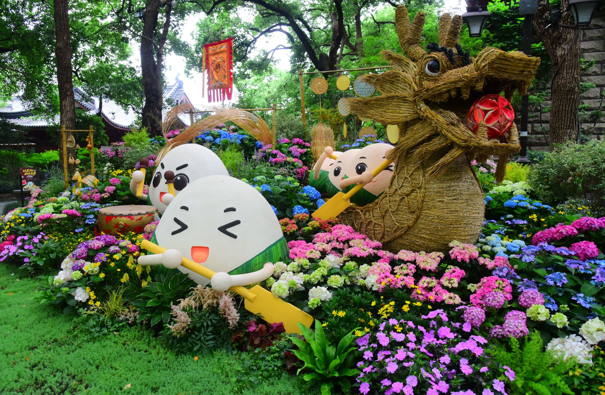 A floral display recreating China's Dragon Boat Festival traditions is seen at the hydrangea flower show in Hangzhou, Zhejiang Province on May 21, 2026. /VCG