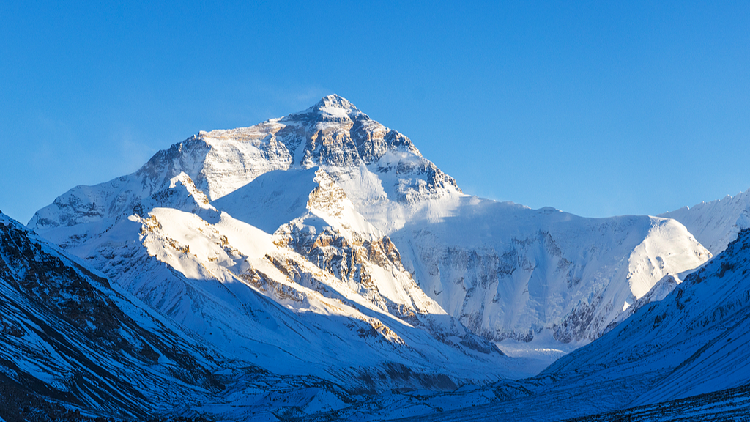 Live: The majestic Qomolangma, witness to Xizang's 75 years of growth
