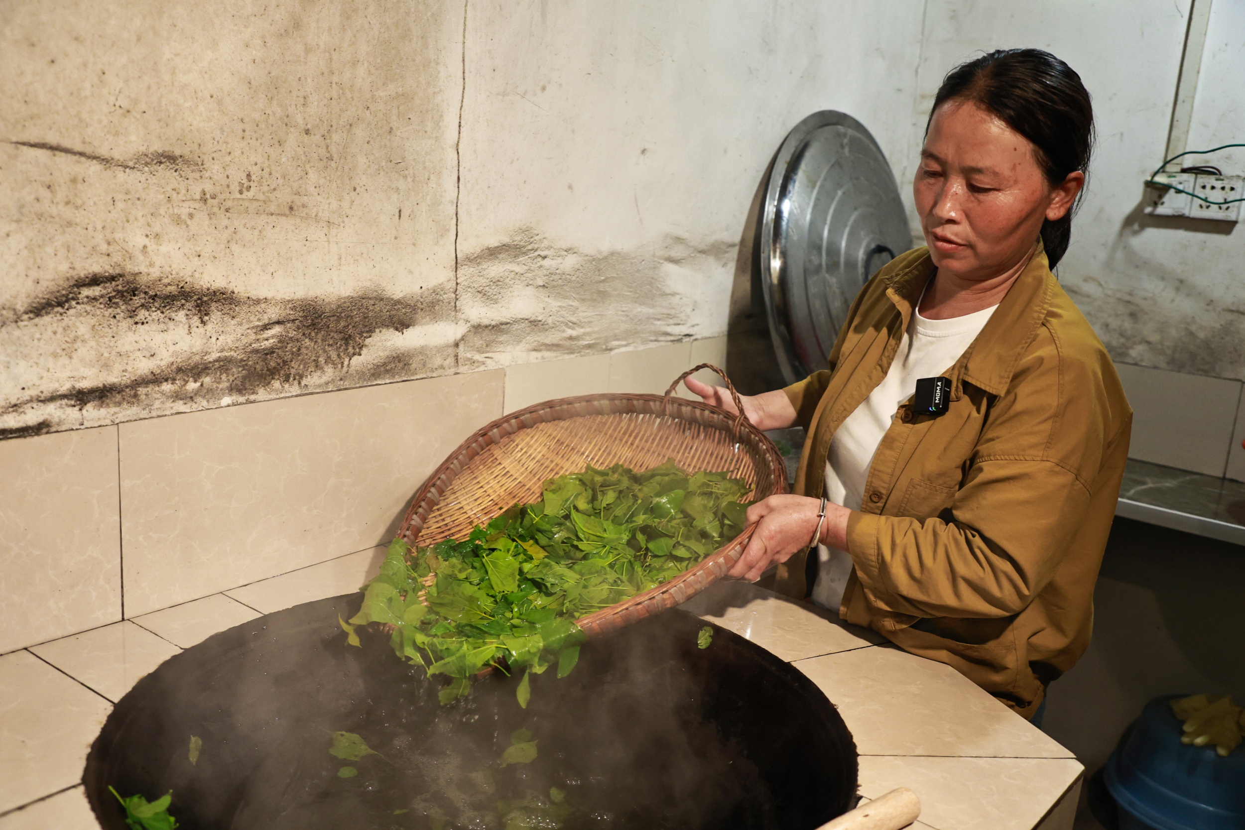 Leaf jelly is made in Yinjiang Tujia and Miao Autonomous County, southwest China's Guizhou Province on May 14, 2026. /Tongren Media Convergence Center