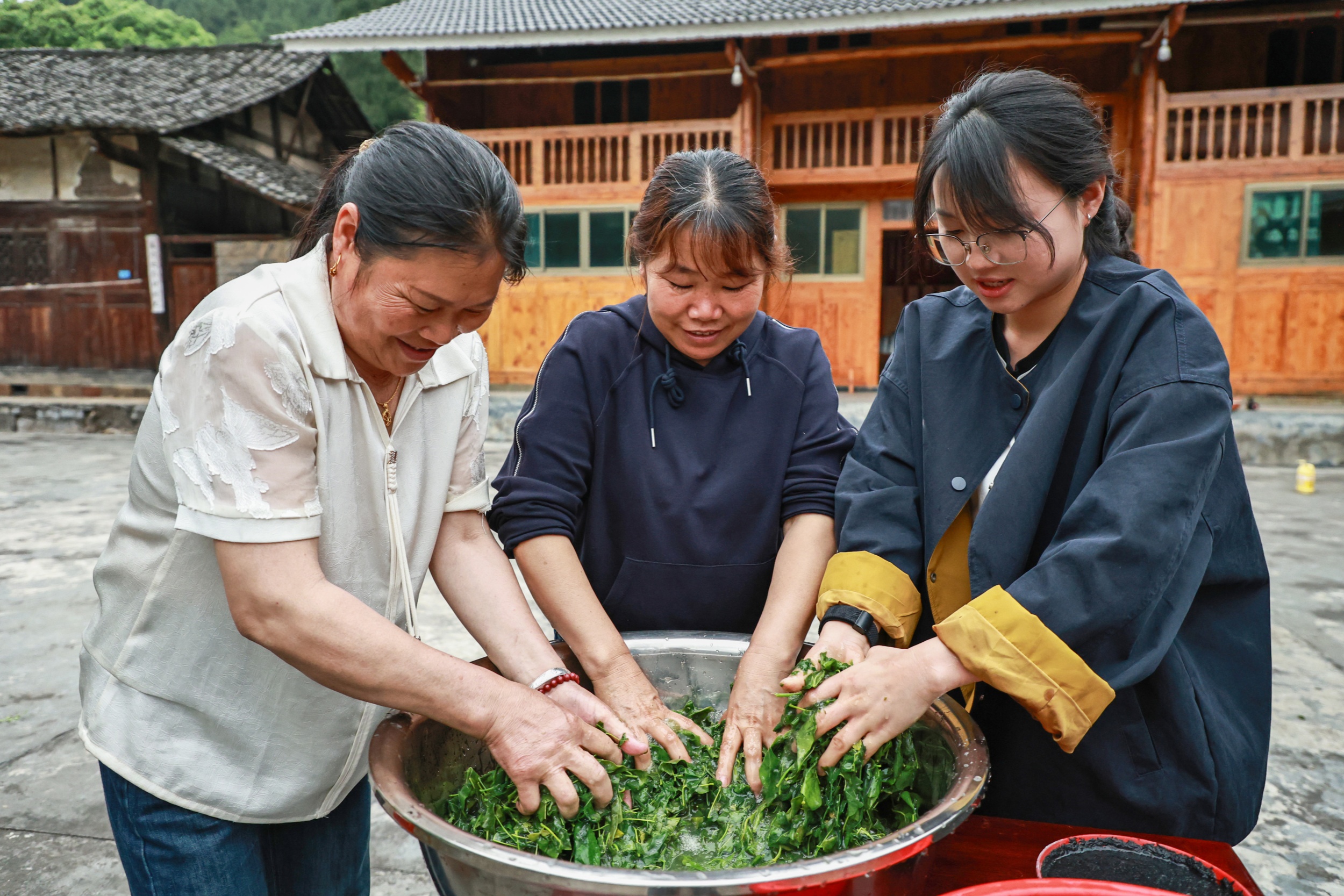 Leaf jelly is made in Yinjiang Tujia and Miao Autonomous County, southwest China's Guizhou Province on May 14, 2026. /Tongren Media Convergence Center