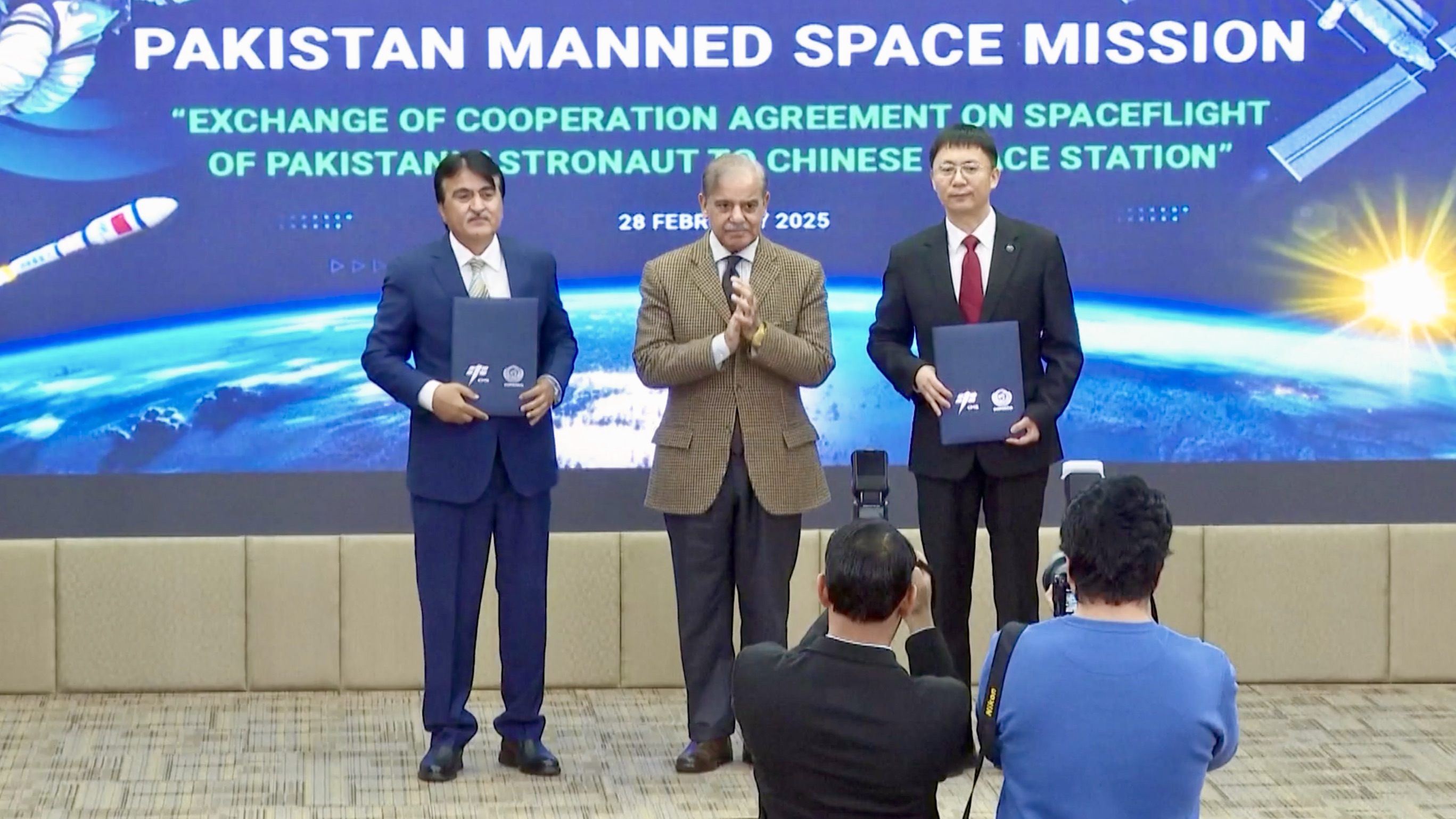 Pakistani Prime Minister Shehbaz Sharif (C) oversees the signing ceremony of the exchange coopertion agreement on spaceflight of Pakistani astronaut to Chinese space station, February 28, 2025. /CCTV Plus