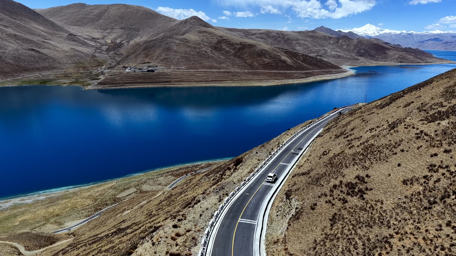 Yamdrok Lake, a blue jewel that mountains hold