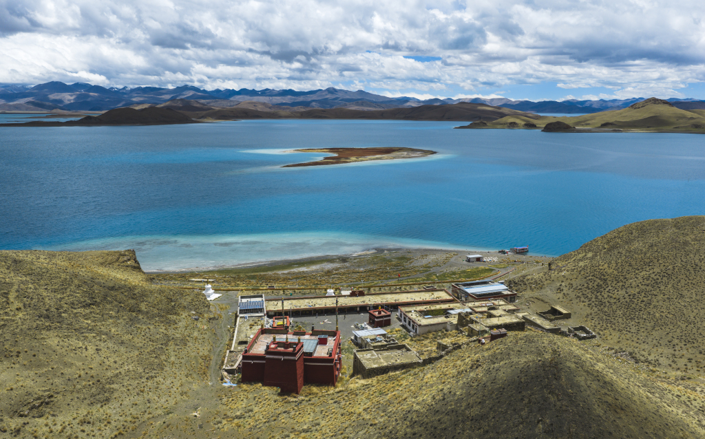An aerial photo taken on 23 May, 2026, shows the waters of Yamdrok Lake in Shannan, Xizang, sparkling in vivid shades of blue. /VCG 