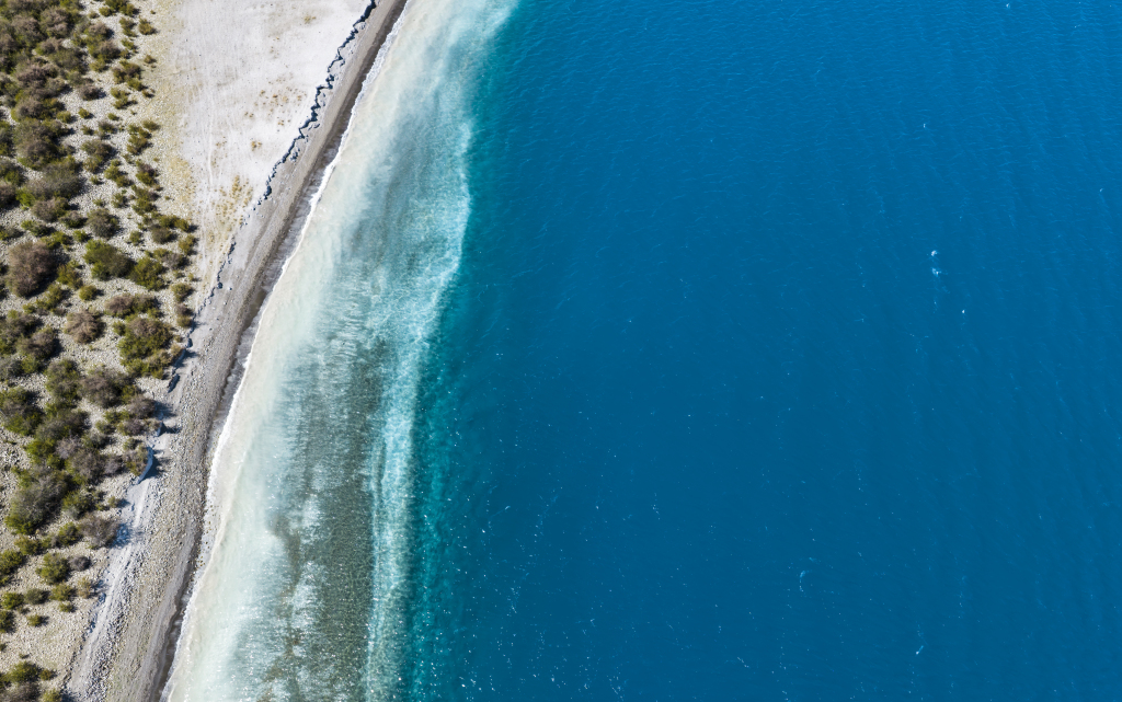 An aerial photo taken on 23 May, 2026, shows the waters of Yamdrok Lake in Shannan, Xizang, sparkling in vivid shades of blue. /VCG 