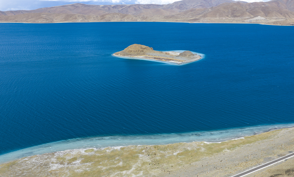 An aerial photo taken on 23 May, 2026, shows the waters of Yamdrok Lake in Shannan, Xizang, sparkling in vivid shades of blue. /VCG 