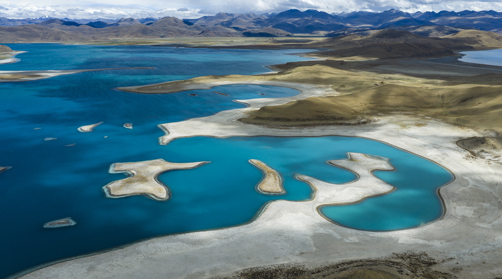 An aerial photo taken on 23 May, 2026, shows the waters of Yamdrok Lake in Shannan, Xizang, sparkling in vivid shades of blue. /VCG 