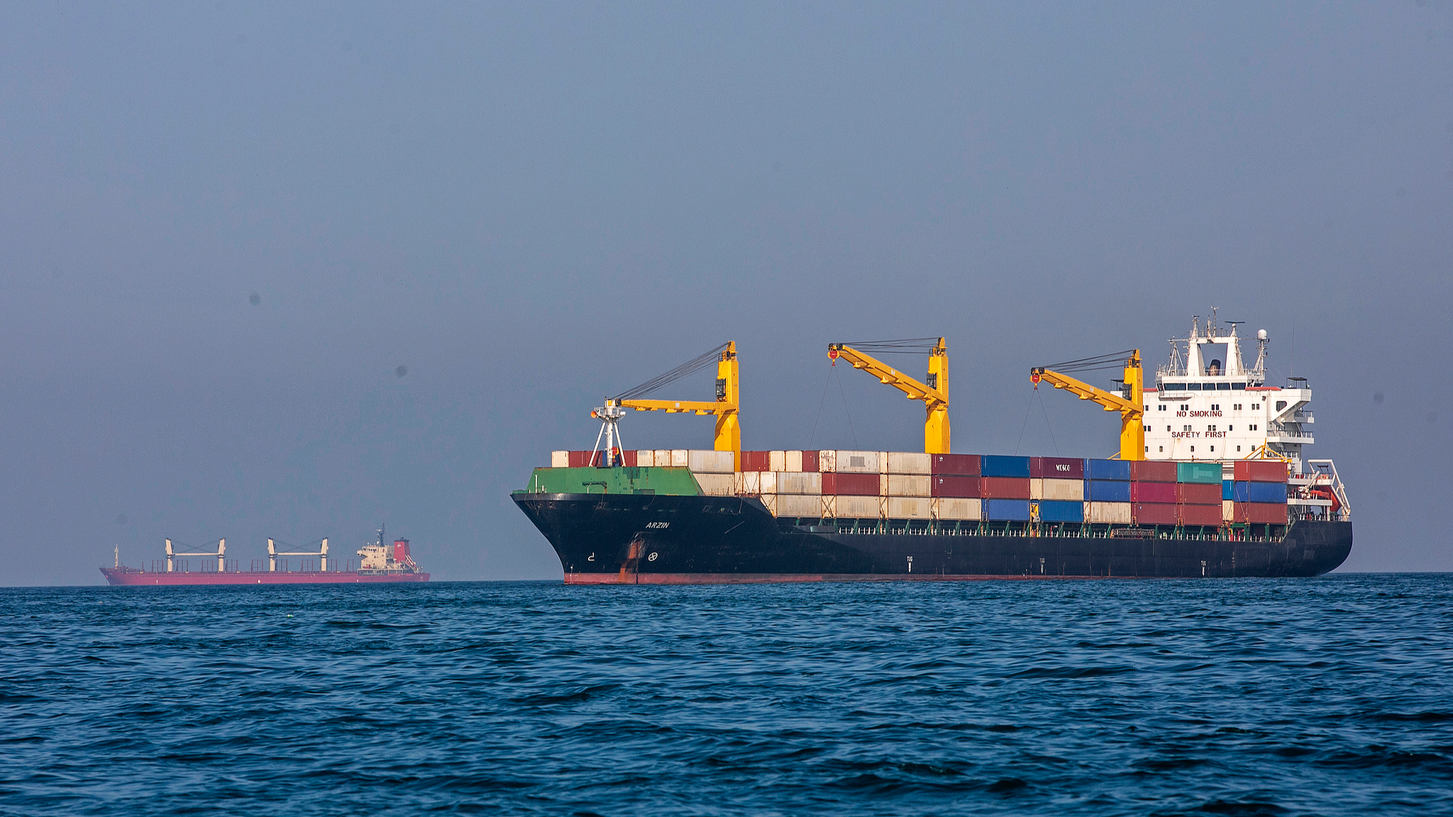Ships remain anchored on May 16, 2026 in the Strait of Hormuz near Larak Island, Iran. /VCG