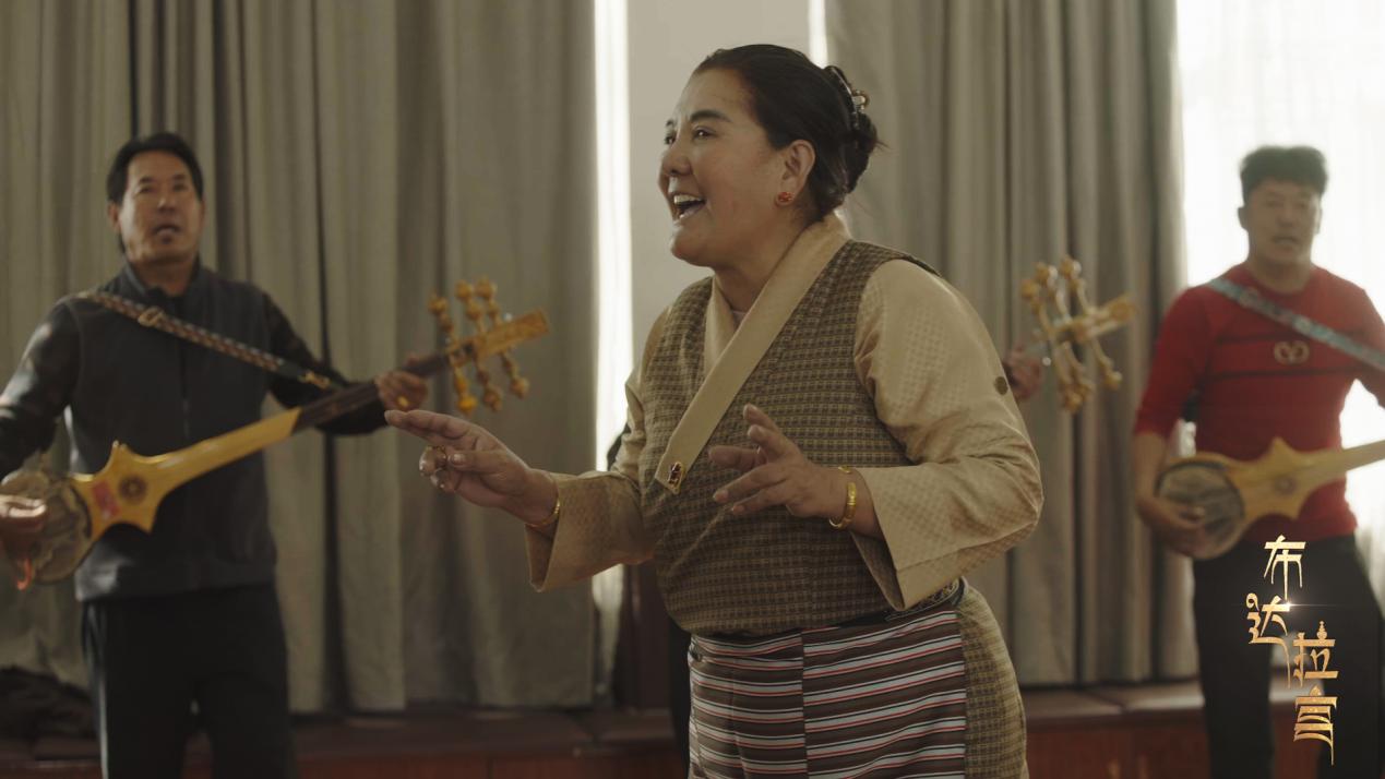 Residents of Jiangluokangsa Community are dancing the traditional Tibetan Guozhuang dance in the activity room in Xigaze, China's Xizang. /CGTN