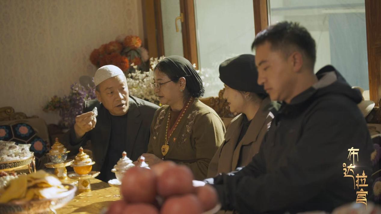 Hui merchant Ma Gadong spends time with his family at home in the Jiangluokangsa Community in Xigaze, southwest China's Xizang Autonomous Region. /CGTN