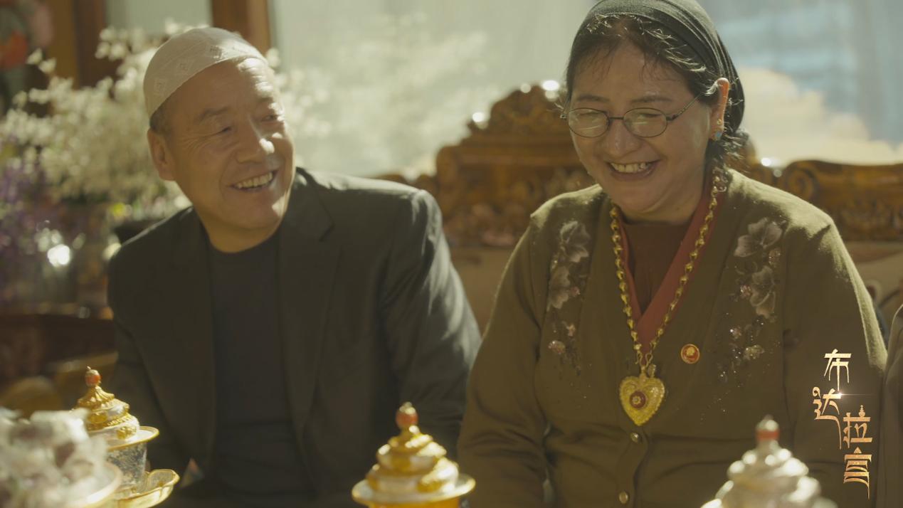 Hui merchant Ma Gadong chats with his wife at home in the Jiangluokangsa Community in Xigaze, southwest China's Xizang Autonomous Region. /CGTN