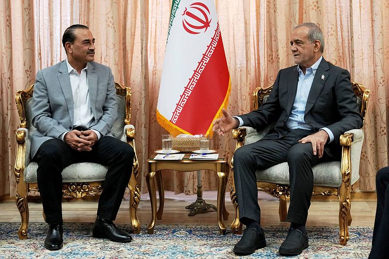 In this handout picture provided by the Iranian presidency, Iranian President Masoud Pezeshkian (R) meets with Pakistani Army Chief Asim Munir in Tehran, Iran, May 23, 2026. /VCG