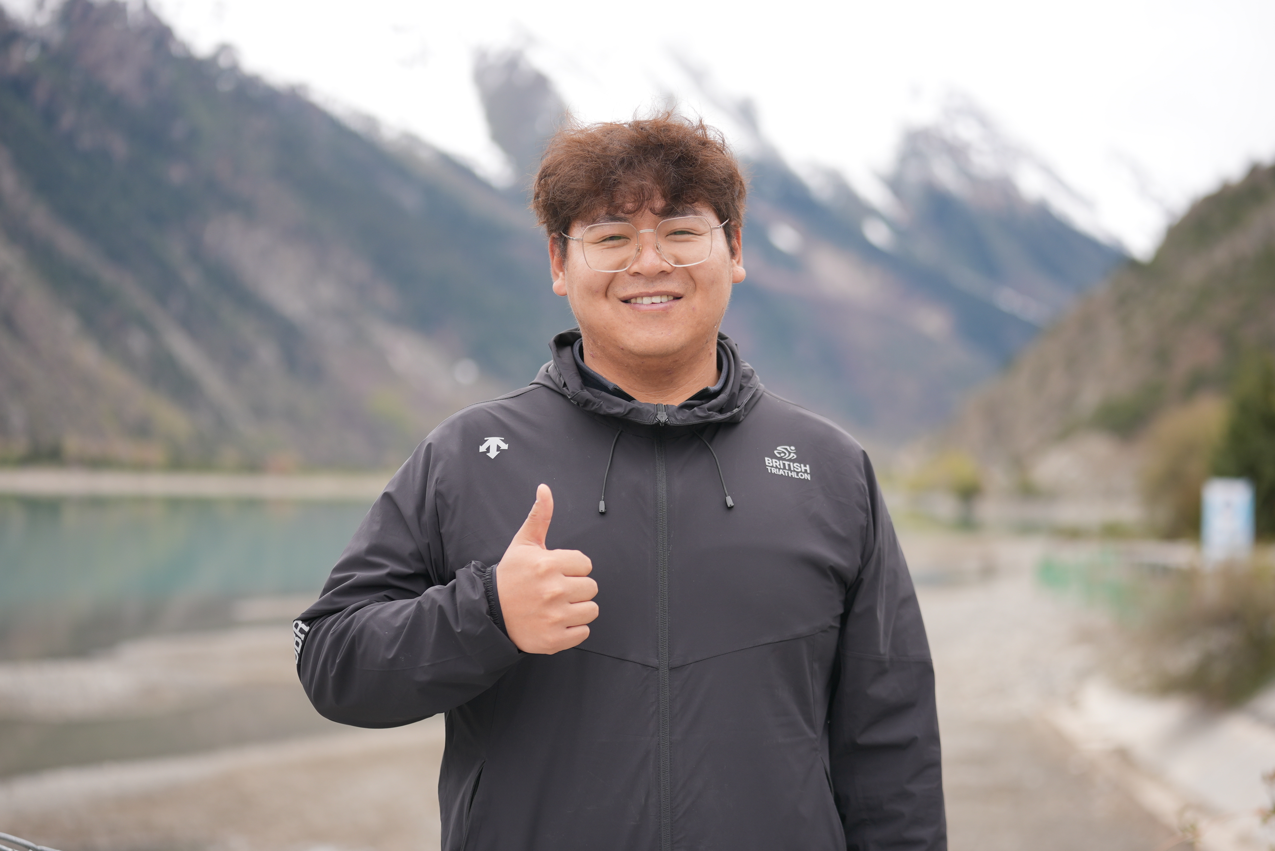 A civil servant from Qamdo at Ranwu Lake in Baxoi County, Qamdo, Xizang Autonomous Region, China, May 15, 2026. Li Jian/CGTN