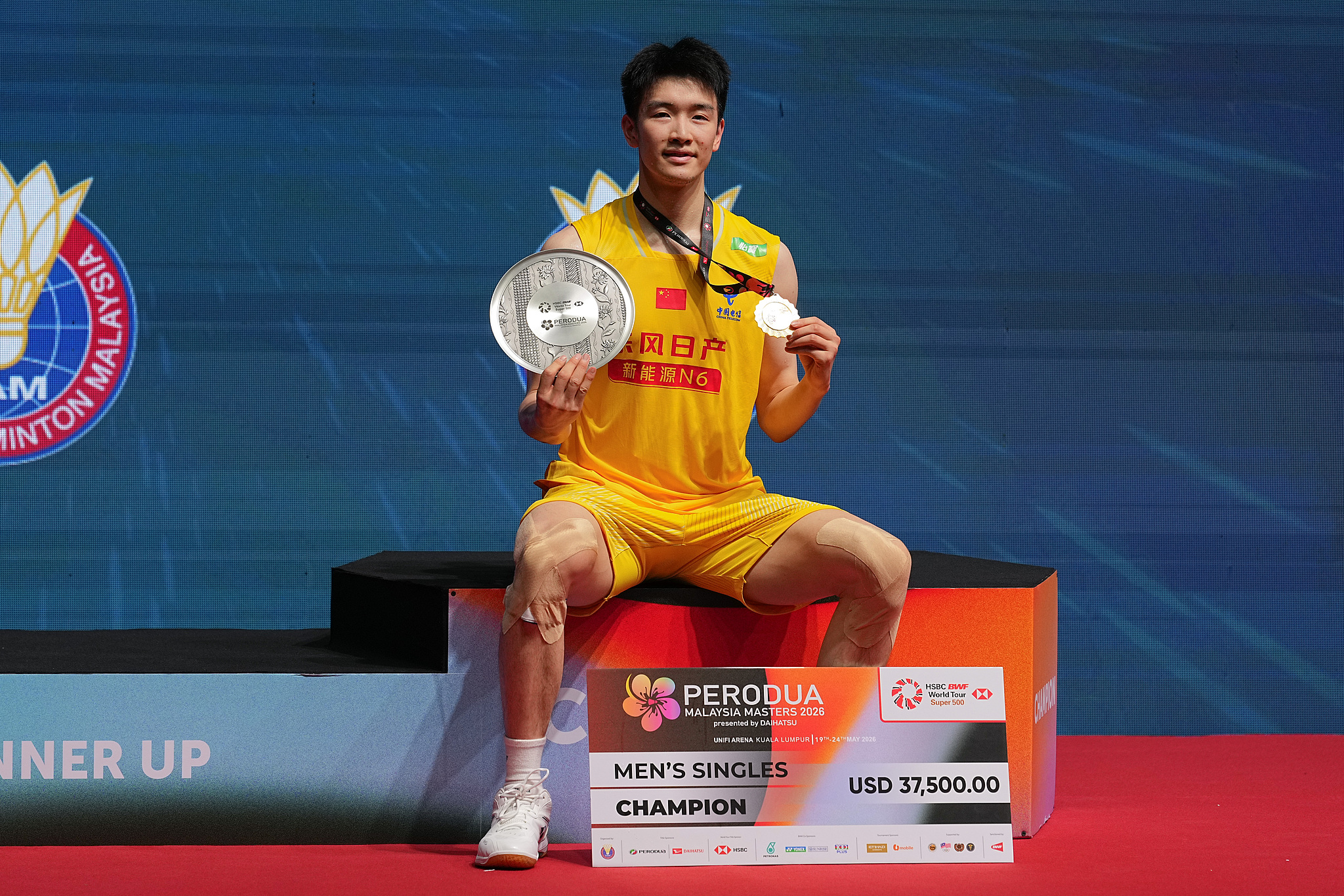 China's Li Shifeng poses with his trophy after wining the men's singles final at the Malaysia Masters badminton tournament in Kuala Lumpur, Malaysia, May 24, 2026. /VCG