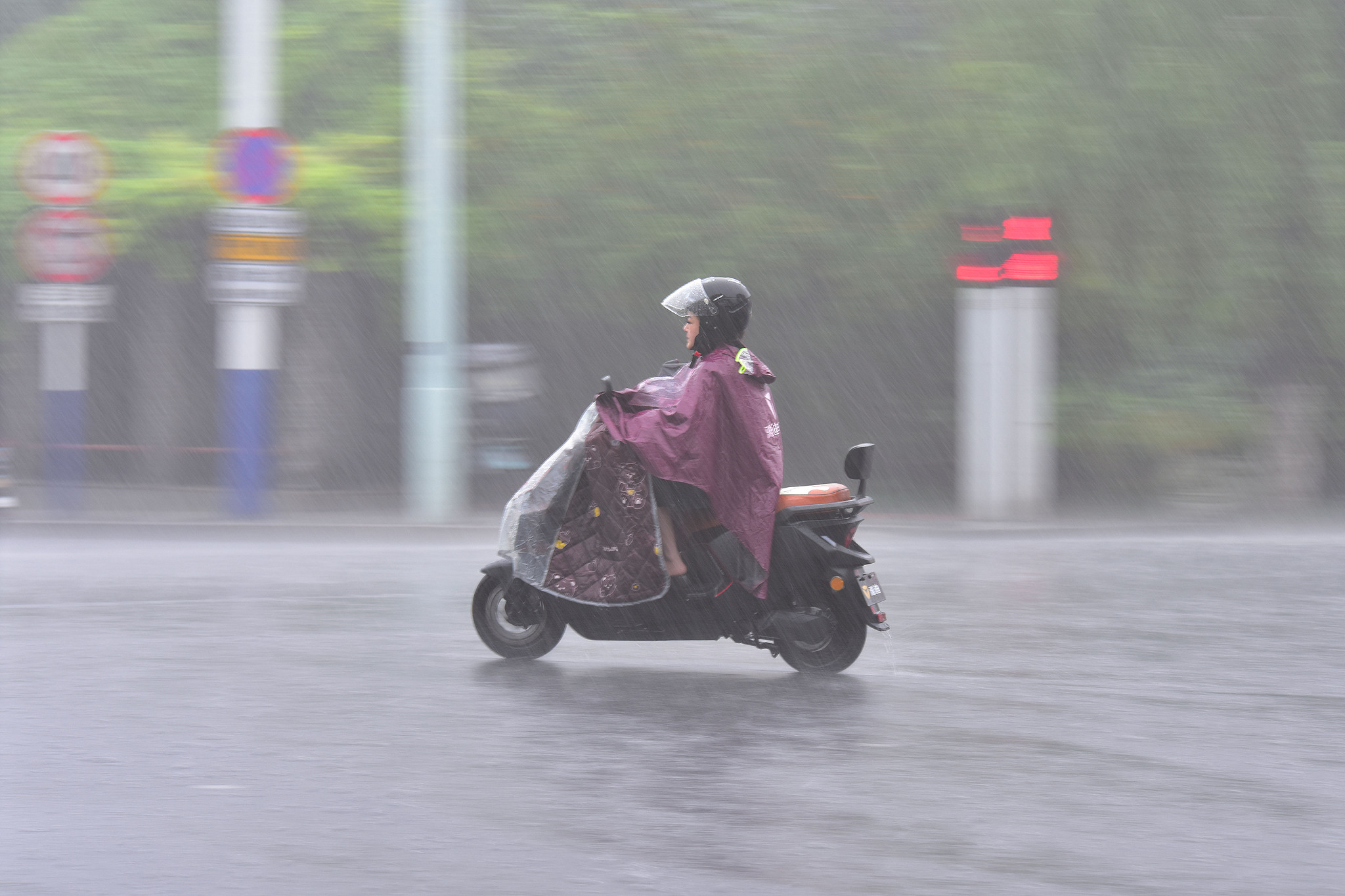 People ride in the rain in Fuyang, Anhui Province, east China, May 24, 2026. /VCG