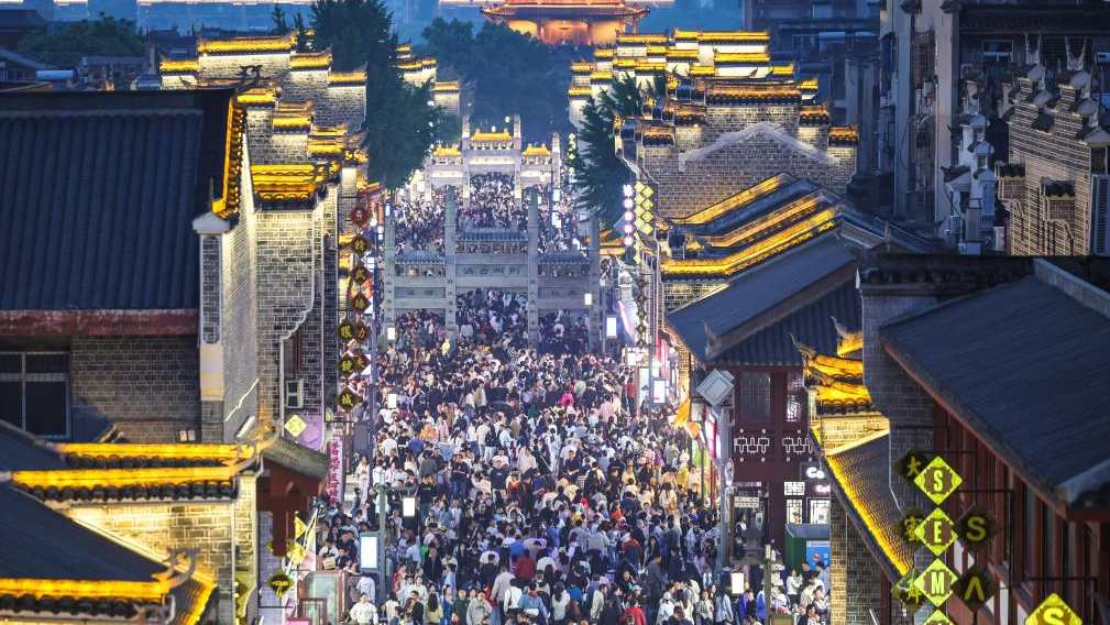 Tourists visiting the Xiangyang ancient town, central China's Hubei Province, May 2, 2026. /Xinhua