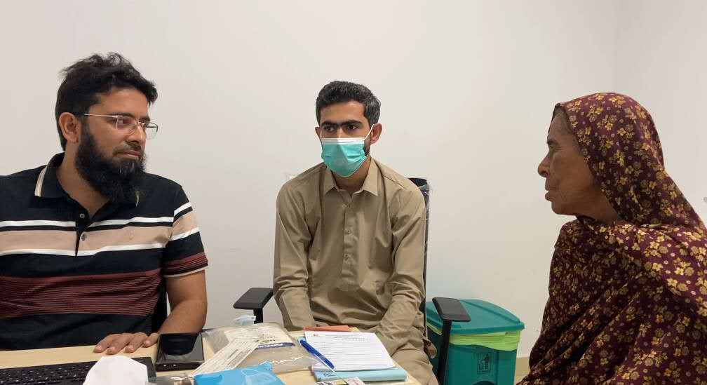 Orthopaedic consultation: Focused specialist assessment and patient counseling within a professional clinical setting.