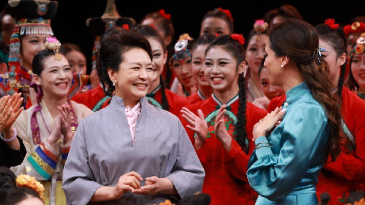 Peng Liyuan, wife of Chinese President Xi Jinping, and Tamara Vucic, wife of Serbian President Aleksandar Vucic, visited Beijing Dance Academy on Monday.