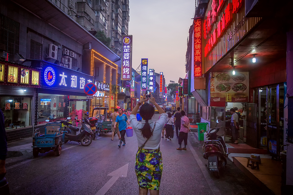 A lively street in Yueyang, Hunan Province is seen lined with small barbecue restaurants and grills. /VCG