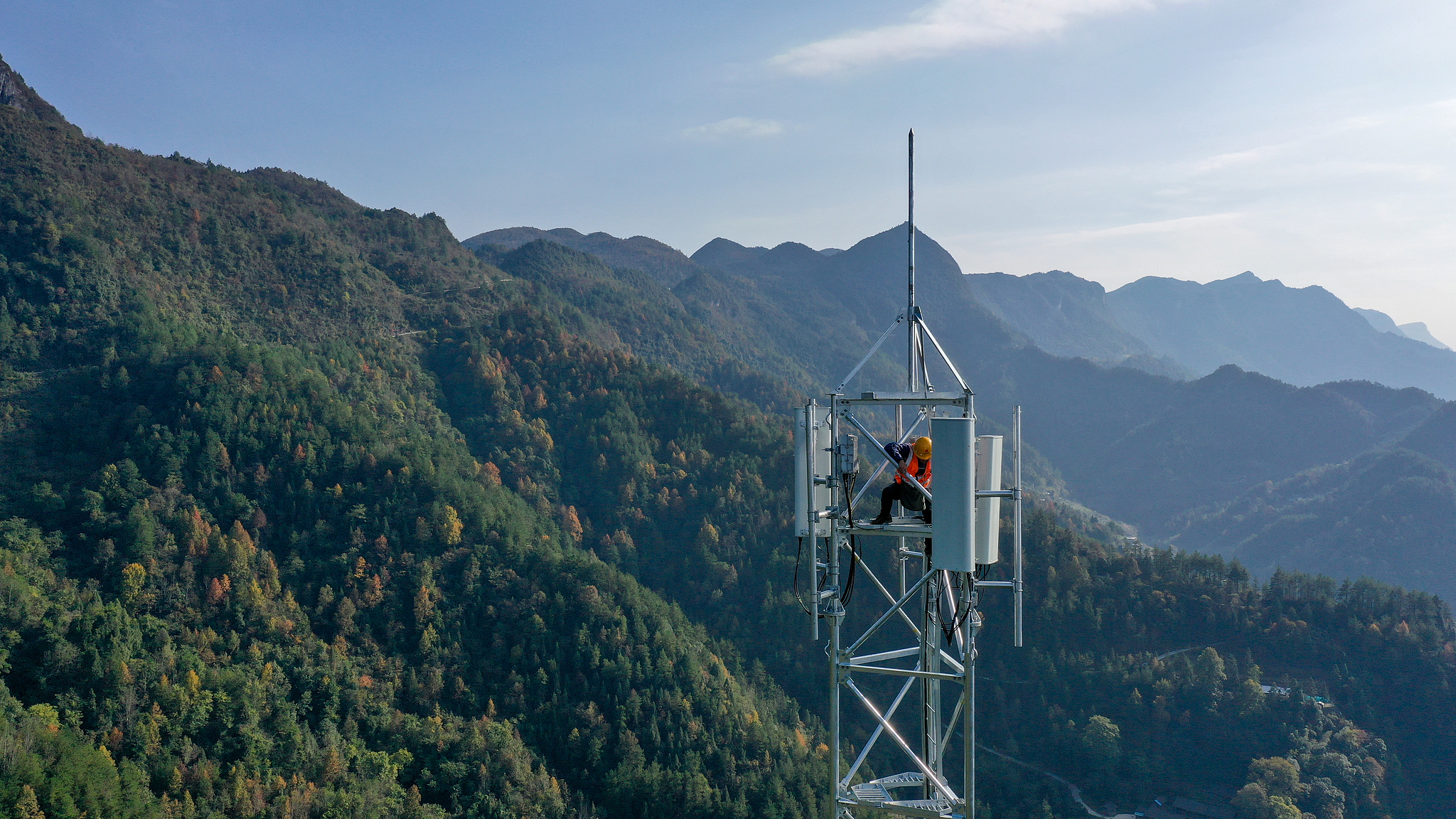 Technician installs and tests 5G signals at a base station construction site in Xiaodian Village, Youyang County, Chongqing, November 21, 2023. /VCG