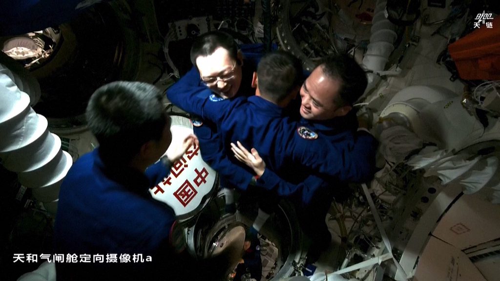 China's Shenzhou-21 crew members greet the Shenzhou-23 members. /CMSA