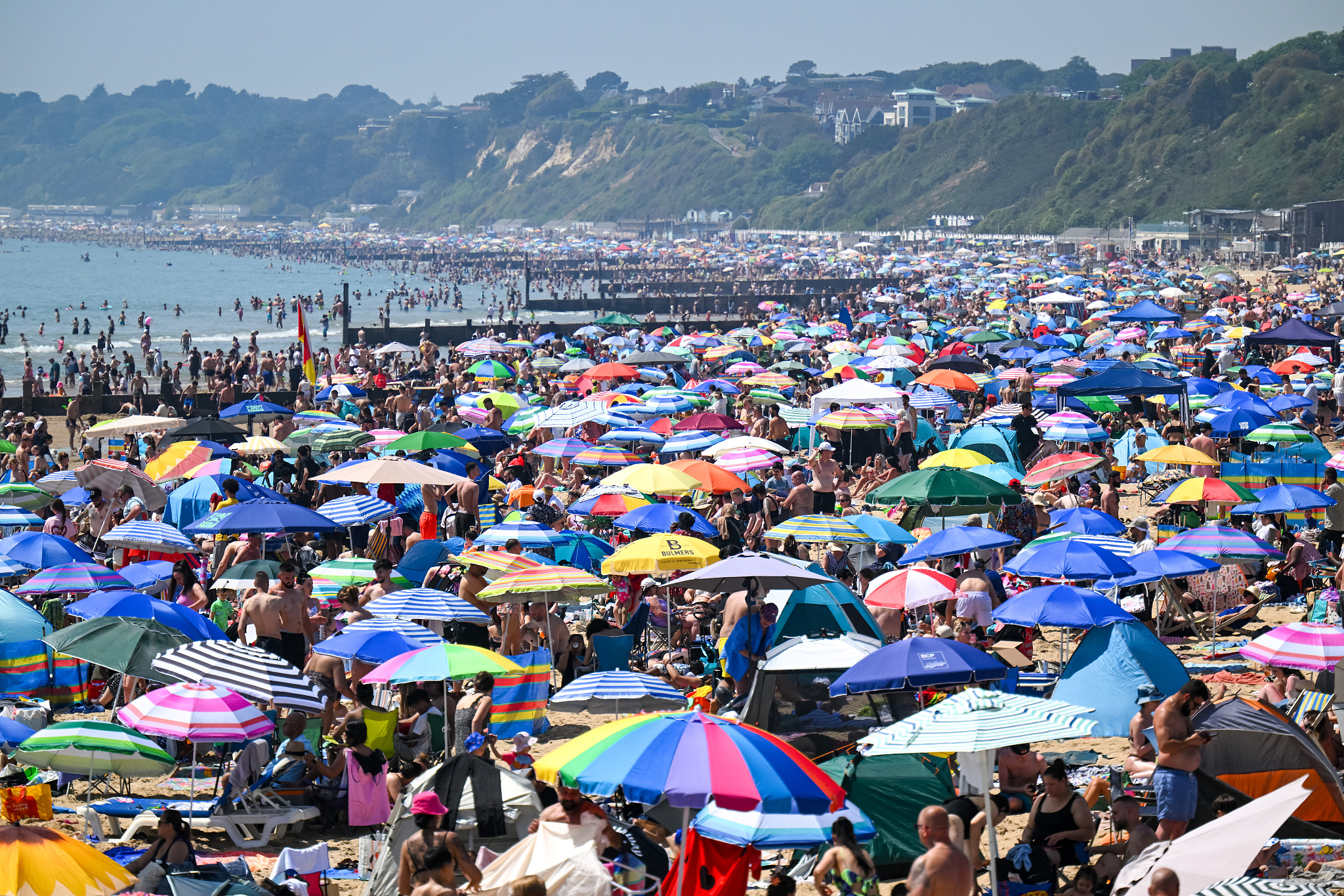 Visitors enjoy the hot weather at Bournemouth beach, UK, May 25, 2026. /VCG