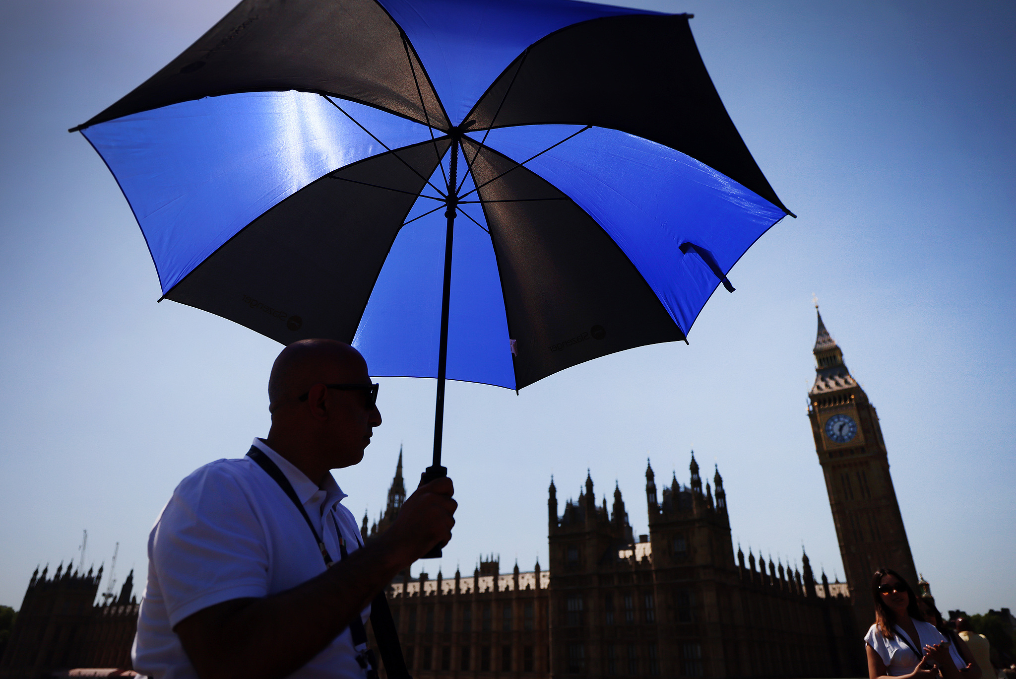 A pedestrian shelters from the sun on Westminster Bridge in London, UK, May 25, 2026. /VCG