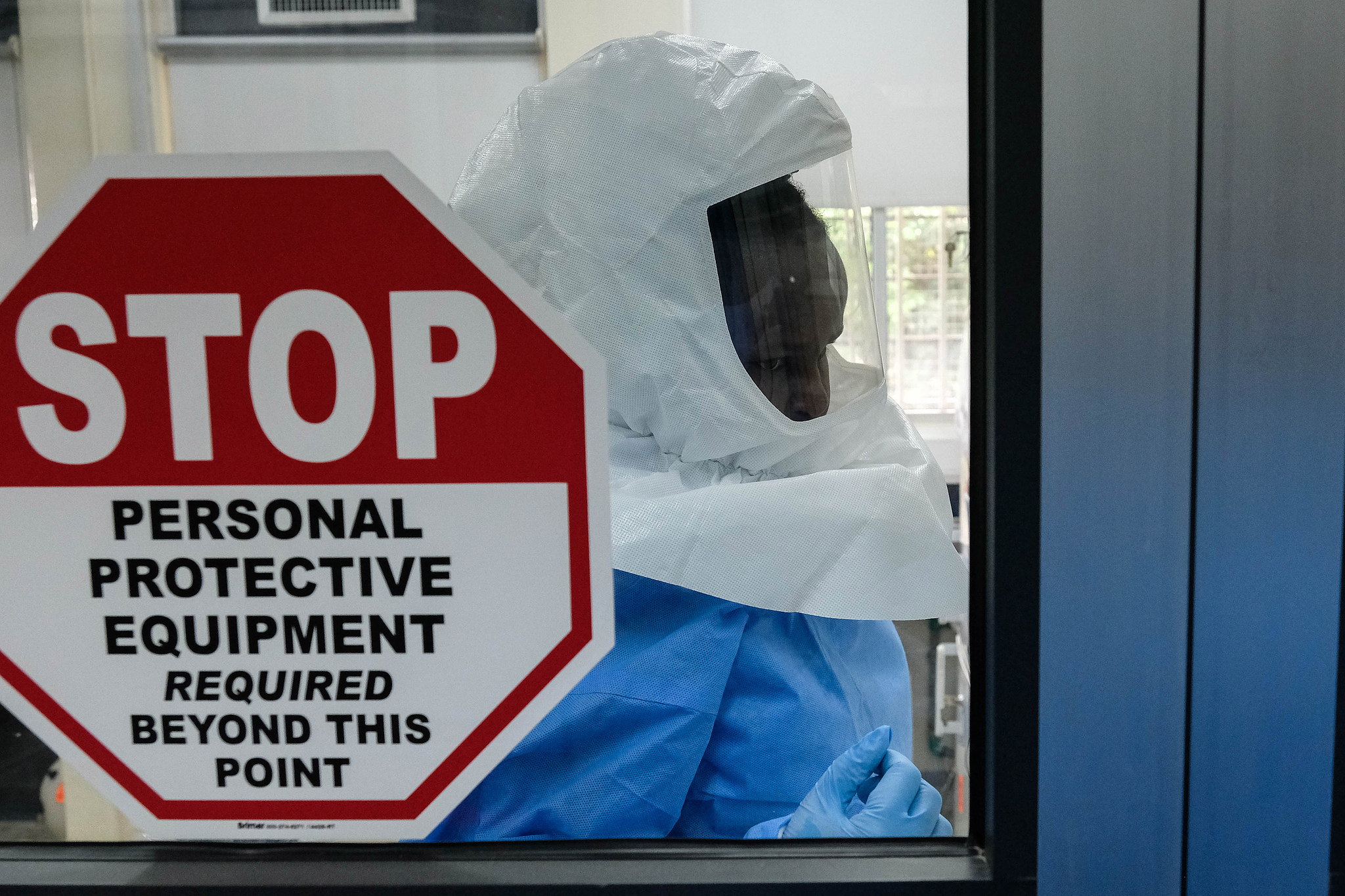 A technician tests Ebola samples in the lab at Uganda Virus Research Institute in Entebbe, Uganda, May 26, 2026. /VCG