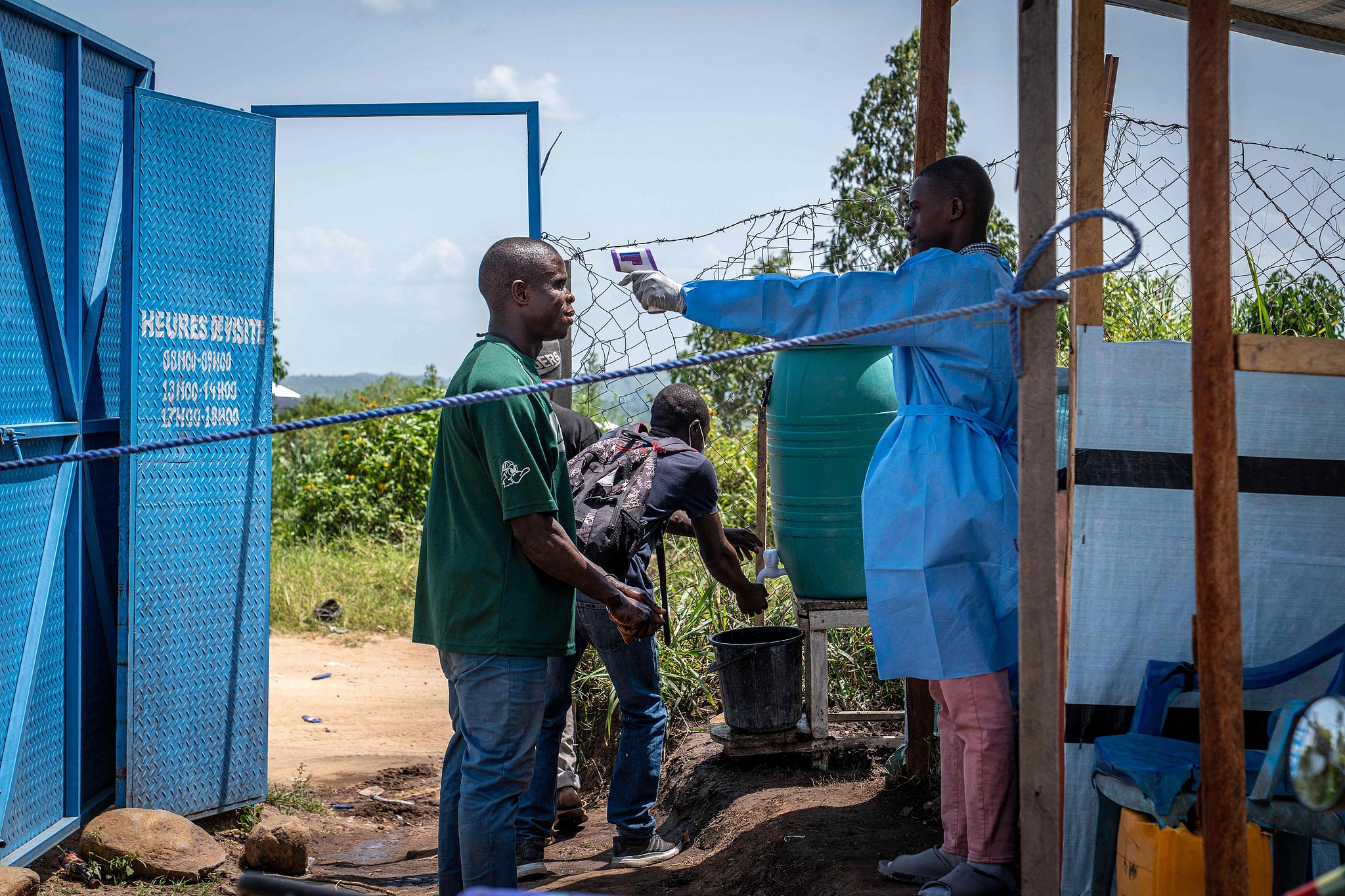A healthcare worker takes a visitor's temperature at Rwampara Hospital in Ituri, Democratic Republic of the Congo, May 26, 2026. /VCG
