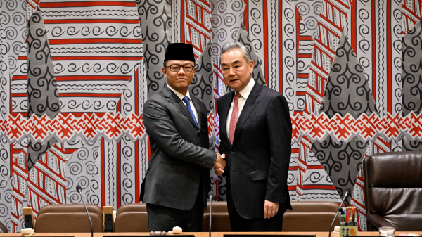 Chinese Foreign Minister Wang Yi (R), also a member of the Political Bureau of the Communist Party of China Central Committee, shakes hands with Indonesian Foreign Minister Sugiono on the sidelines of a UN Security Council high-level meeting in New York, May 26, 2026. /Chinese Foreign Ministry