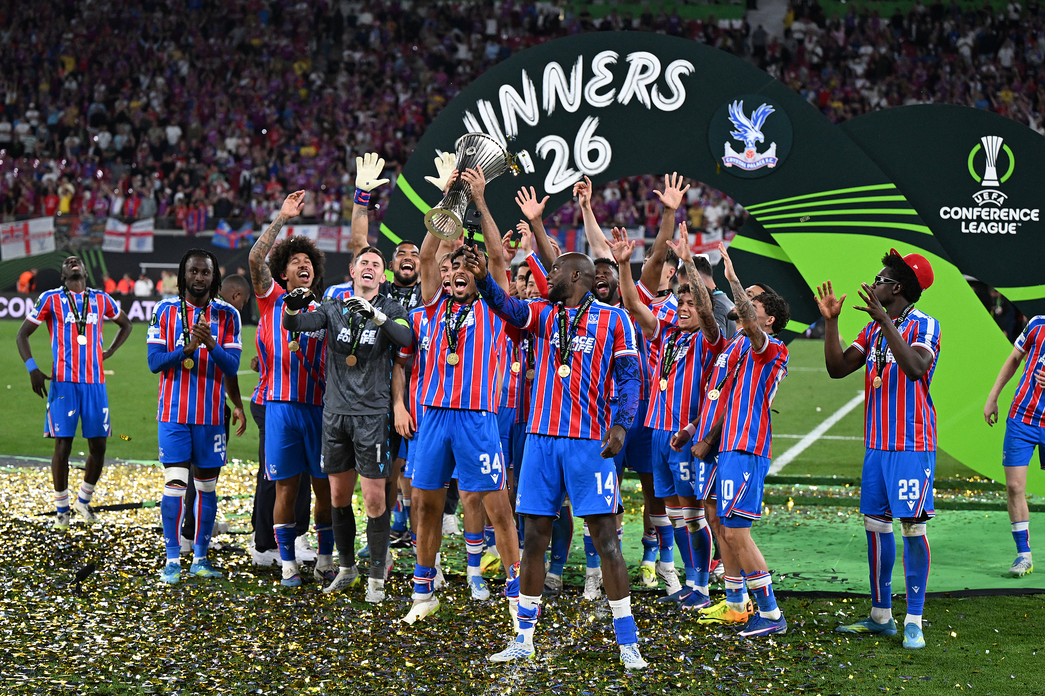 Crystal Palace's players celebrate after defeating Rayo Vallecano in the UEFA Conference League final in Leipzig, Germany, May 27, 2026. /VCG