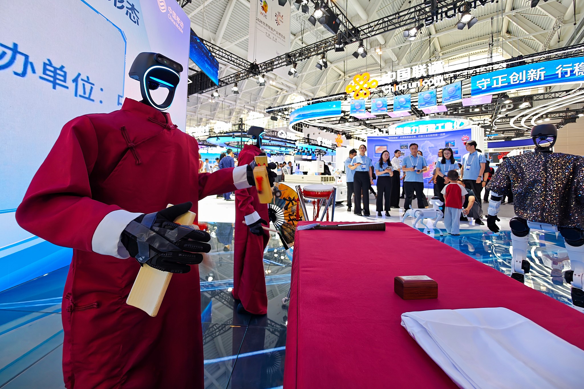 Humanoid robots perform comedy at the World Intelligence Expo, east China's Tianjin Municipality, May 28, 2026. /VCG