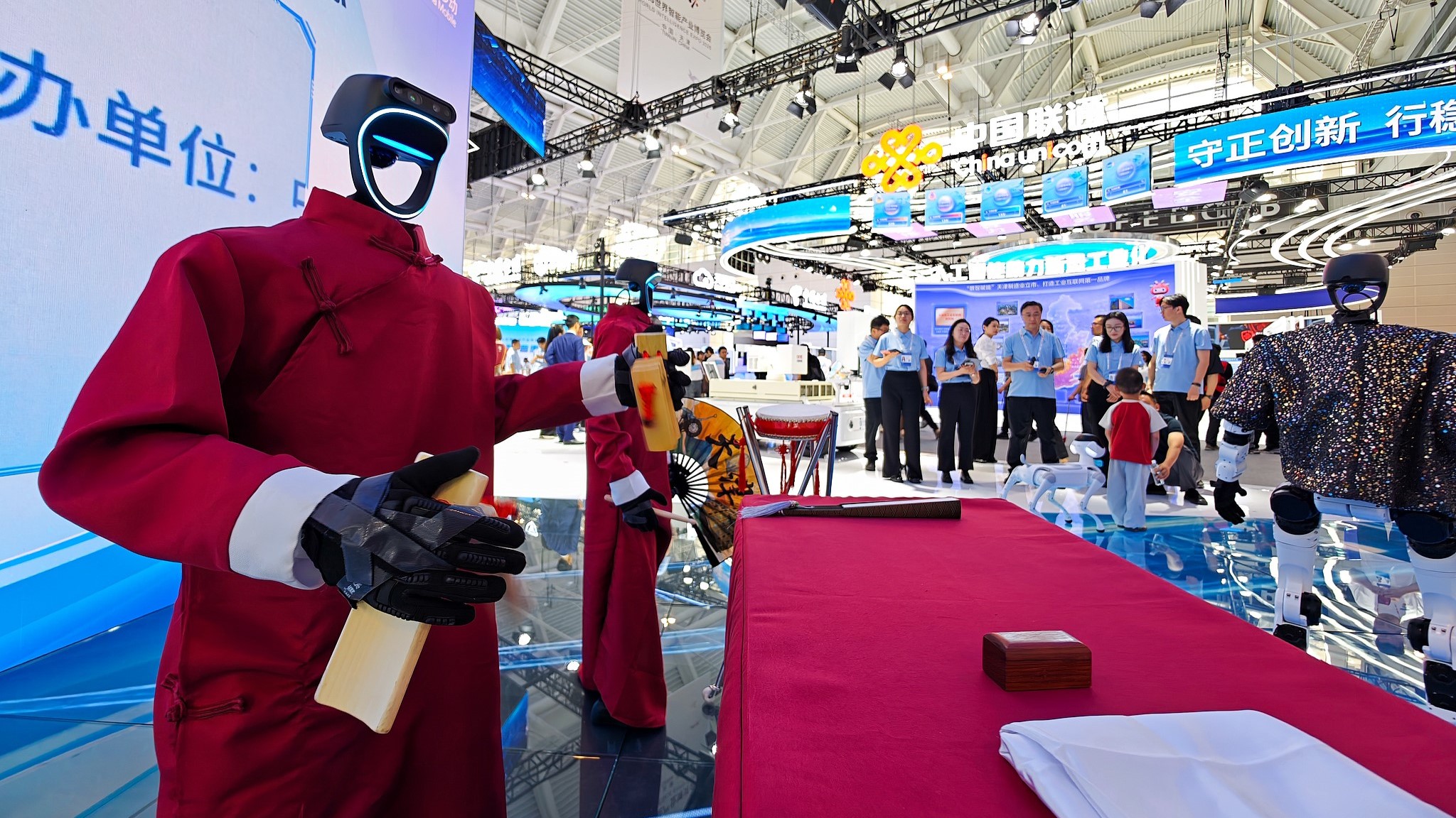 Humanoid robots, AI take center stage at World Intelligence Expo