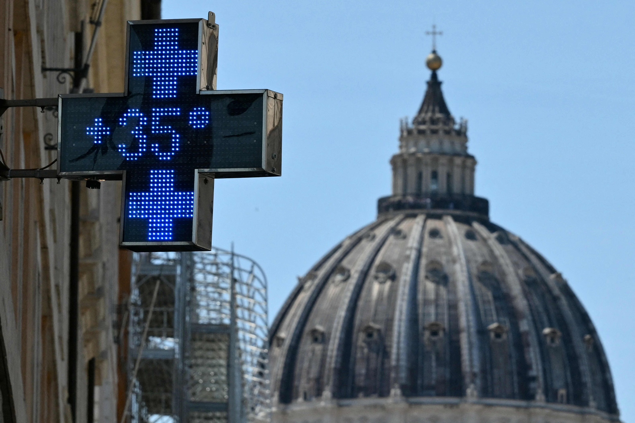 A pharmacy thermometer shows 35 degrees Celsius with the dome of St Peter's basilica in the background in Rome, Italy, May 26, 2026. /VCG