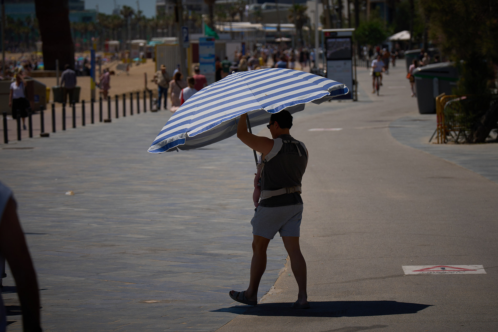 A man walks near a beach in Barcelona, Spain, May 27, 2026. /VCG
