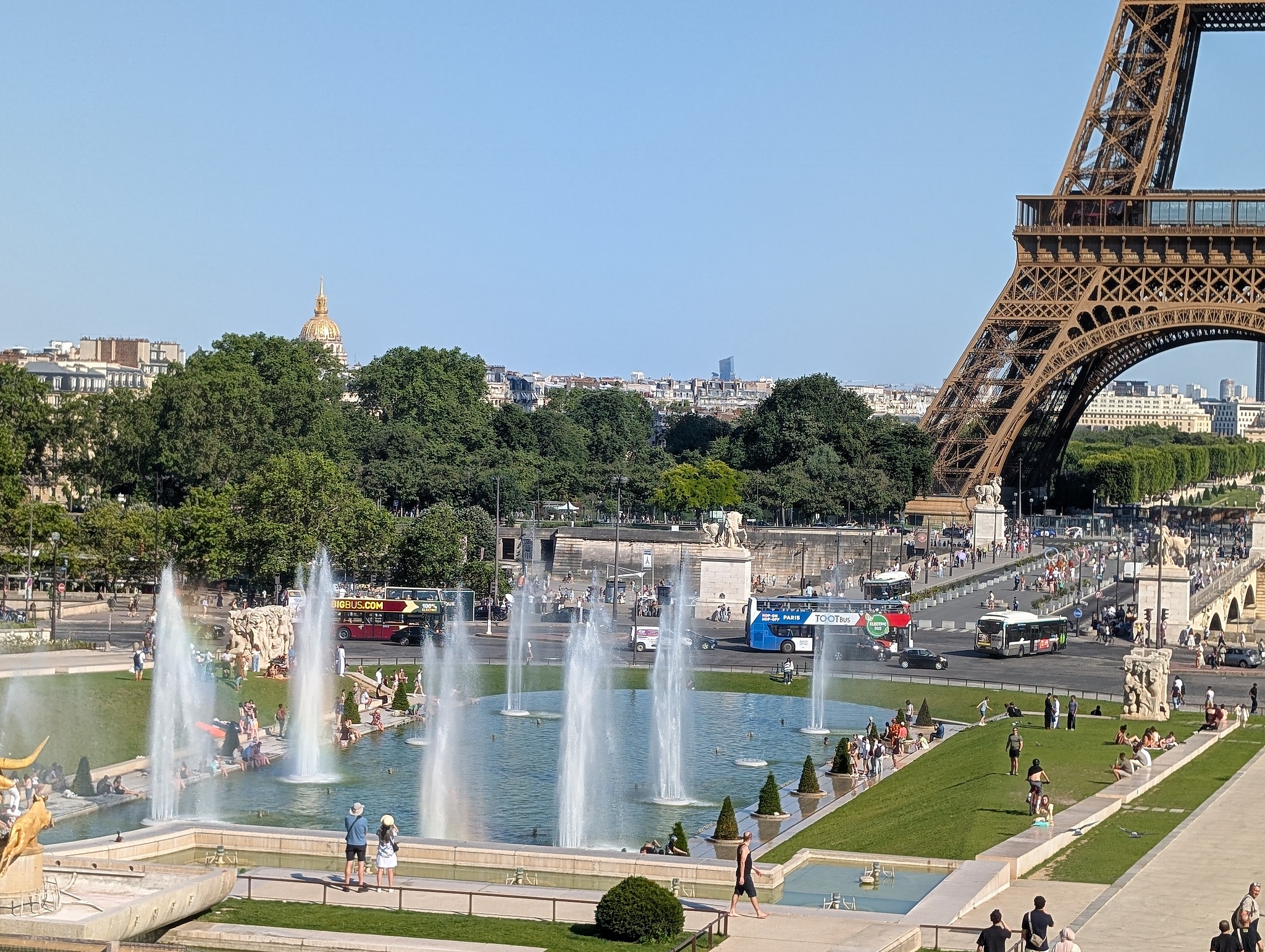 Parisians and tourists use the fountains to cool off during a heatwave in front of the Eiffel Tower in Paris, France, May 27, 2026. /VCG
