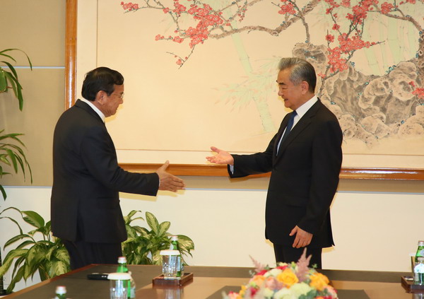 Chinese Foreign Minister Wang Yi (R), also a member of the Political Bureau of the Communist Party of China Central Committee, meets with Cambodian Deputy Prime Minister and Foreign Minister Prak Sokhonn in New York, the United States, May 27, 2026. /Chinese Foreign Ministry