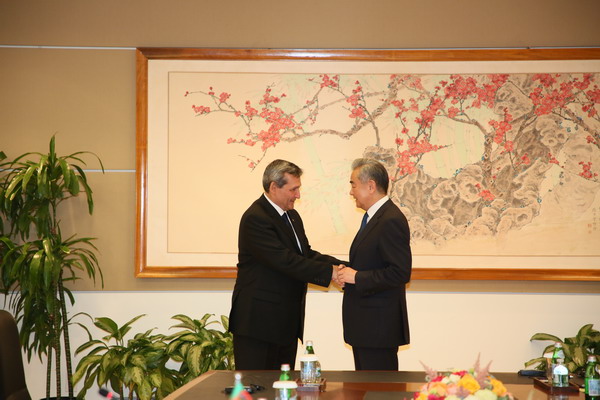 Chinese Foreign Minister Wang Yi (R), also a member of the Political Bureau of the Communist Party of China Central Committee, meets with Turkmenistan's Deputy Prime Minister and Foreign Minister Rashid Meredov in New York, the United States, May 27, 2026. /Chinese Foreign Ministry
