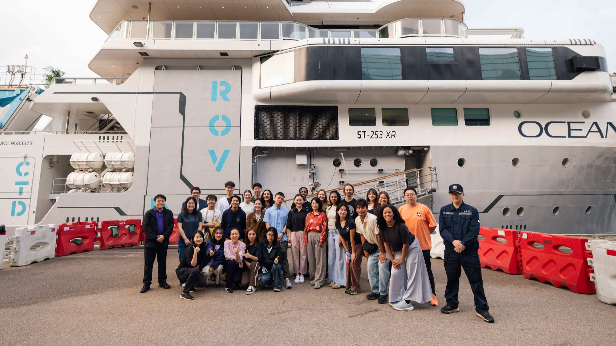 Chinese and US students pose before the 