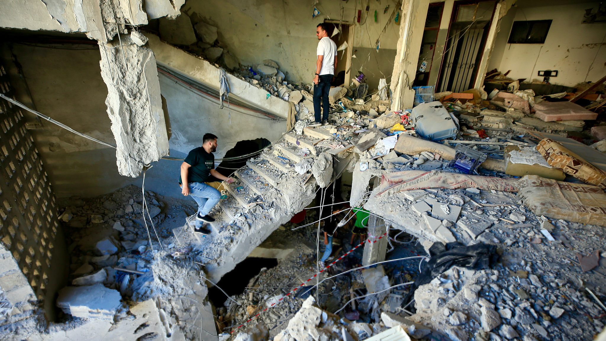 People inspect the damage inside a building following an Israeli airstrike in the southern coastal city of Sidon, Lebanon, May 28, 2026. /VCG