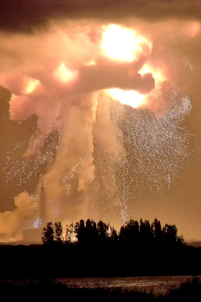 A Blue Origin New Glenn rocket explodes during a test in Cape Canaveral, Florida, US, May 28, 2026. /VCG