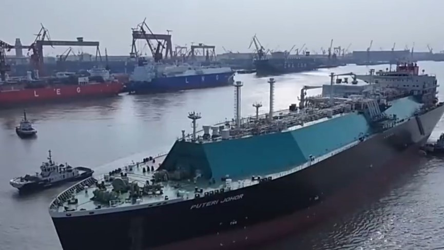 The Puteri Johor LNG carrier near a shipyard. /CMG