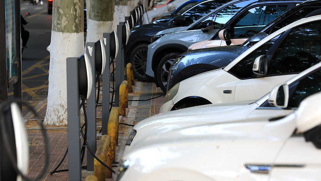 NEVs charging at charging stations in Huai'an City, Jiangsu Province, May 28, 2026. /VCG